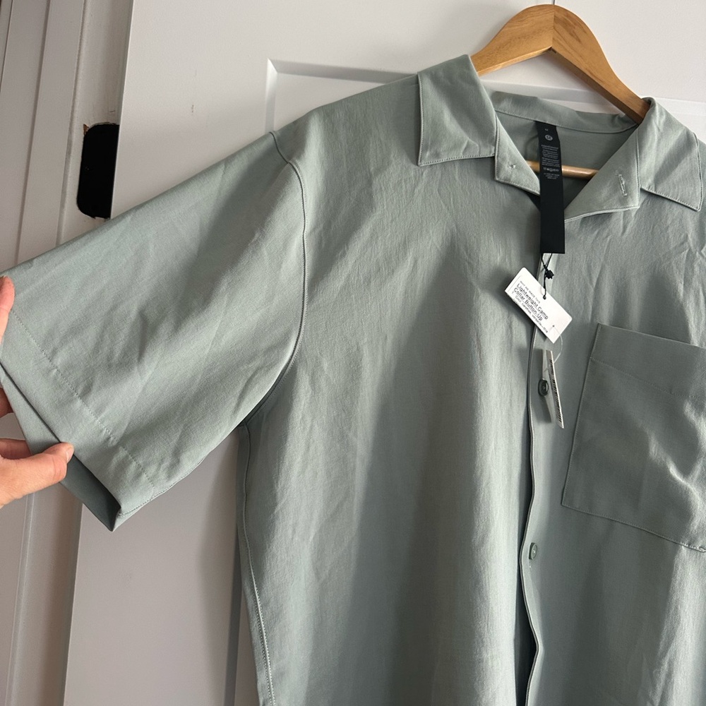 NWT Lululemon Lightweight Camp Collar Button-Up Size M - Picture 4 of 10
